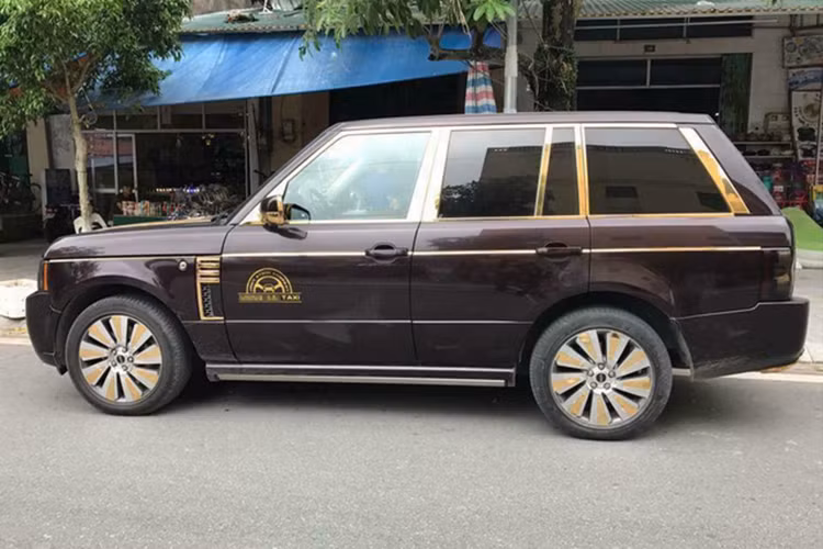 Chưa dừng ở đó, ông chủ hãng taxi ở Móng Cái, Quảng Ninh này còn bạo chi độ vàng cho chiếc xe Range Rover Autobiography Ultimate Edition. Đây là phiên bản giới hạn, từng sản xuất chỉ 500 chiếc trên toàn thế giới. 