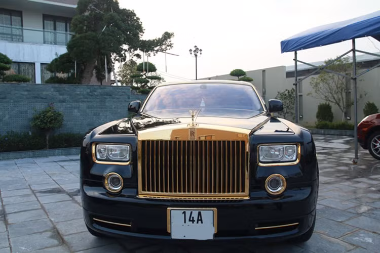 Theo giới thạo xe thì đây là chiếc Rolls-Royce Phantom phiên bản thường của một đại gia Taxi tại Móng Cái, Quảng Ninh từng được mạ vàng tại Hà Nội. Điểm đáng chú ý trên mẫu xe này là các chi tiết được mạ bằng vàng 24k. So với phiên bản Year Of The Dragon thật, những chi tiết mạ vàng bởi những người thợ trong nước trông đậm màu hơn.