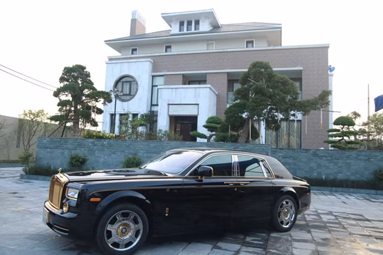 Vào thời điểm đó, nhiều người cho rằng đây chỉ là động thái đánh bóng hình ảnh của hãng taxi này. Thế nhưng chỉ ít lâu sau đó, mọi người tiếp tục bắt gặp chiếc xe Rolls-Royce Phantom mạ vàng được dán tem, nhãn và số điện thoại của hãng taxi này xuất hiện thường xuyên trên đường phố.