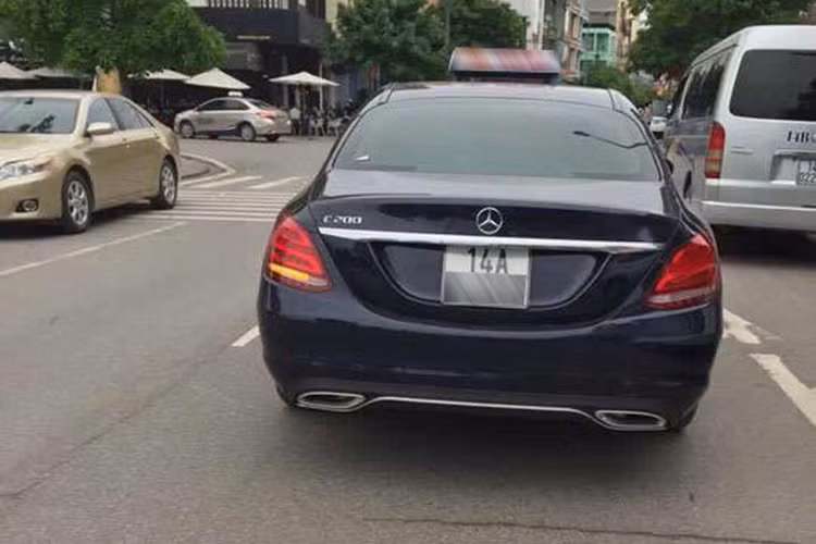 Ngoài 8 chiếc xe sang Mercedes-Benz C200 2017, đơn vị taxi còn mua thêm một chiếc Mercedes V-Class 2017 để kinh doanh. Tại thị trường Việt Nam, mẫu sedan hạng sang nhà Mercedes có mức giá khởi điểm từ 1,48 tỷ đồng trong khi chiếc V-Class có giá thấp nhất 2,57 tỷ đồng.