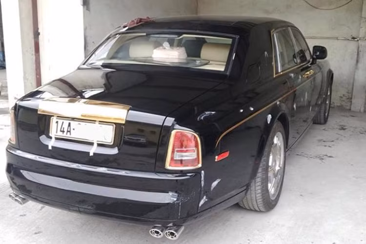 Bên trong nội thất, nhiều chi tiết cũng được mạ vàng. Bên cạnh đó là một số bề mặt da còn được thêu logo rồng cùng nhiều chi tiết cao cấp tương tự như chiếc Rolls-Royce phiên bản đặc biệt từng được hãng siêu xe sang Anh quốc cho ra mắt giới hạn vào năm 2012.