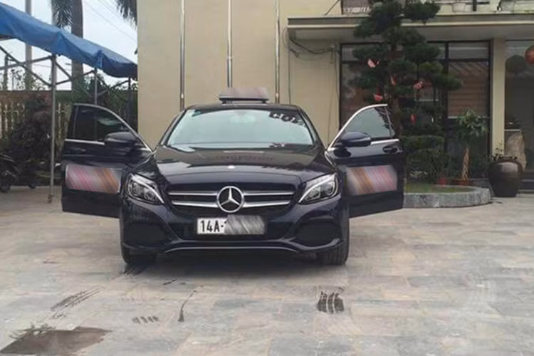 Ngoài bộ đôi siêu xe sang Roll-Royce và Range Rover, đại gia taxi tại Quảng Ninh còn "mạnh tay" đặt thêm 7 chiếc Mercedes-Benz C200 2017 khác để kinh doanh lĩnh vực vận chuyển. Hiện chưa rõ mức phí mà khách hàng phải trả cho dịch vụ được đưa đón bằng xe sang này.