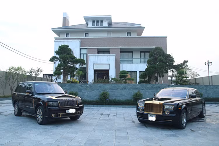 Cách đây không lâu, một hãng taxi tại Móng Cái, Quảng Ninh đã bất ngờ gây sự chú ý với dư luận khi nhập về 8 chiếc Mercedes-Benz C200 2017 cùng 2 chiếc Mercedes-Benz V-class cùng Range Rover, Porsche... và đặc biệt nhất là một chiếc xe Rolls-Royce Phantom mạ vàng nhằm phục vụ cho các khách hàng sử dụng dịch vụ taxi.