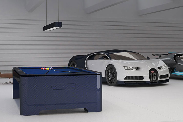 Các sản phẩm đi kèm còn bao gồm đèn trần LED có thể điều chỉnh độ sáng, cùng với hộp phấn nhôm màu đen, túi du lịch bằng da để vận chuyển bóng, và bàn chải màu đen... 