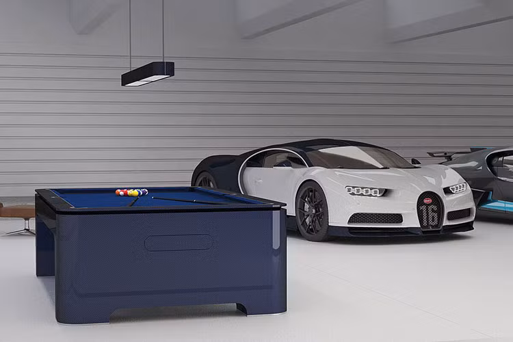 Các sản phẩm đi kèm còn bao gồm đèn trần LED có thể điều chỉnh độ sáng, cùng với hộp phấn nhôm màu đen, túi du lịch bằng da để vận chuyển bóng, và bàn chải màu đen... 