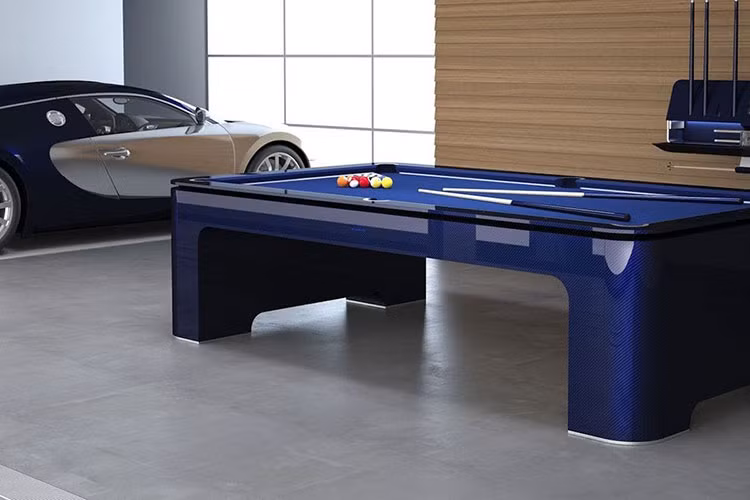 Khách hàng có thể lựa chọn giữa nhiều màu sắc cho sợi carbon và da trang trí bàn bi-a, nếu không sẽ có logo chính thức của Bugatti và một tấm bảng hiển thị số lượng có hạn của mỗi chiếc bàn.