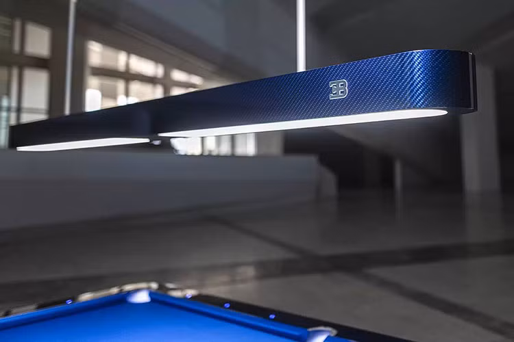 Bên cạnh đó, mức giá bàn bi-a Bugatti còn ngang bằng một chiếc Lamborghini Huracan hoàn toàn mới. Thêm một chút nữa và bạn cũng có thể mua được không chỉ một mà là hai chiếc Porsche 911 GT3. 