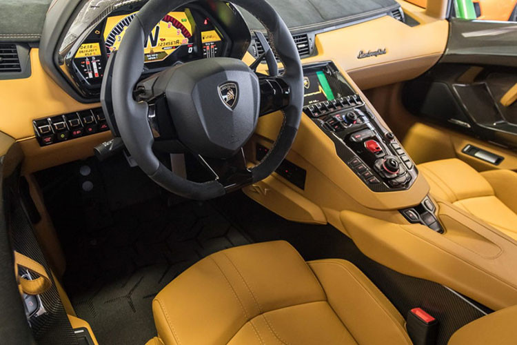 Bên trong nội thất của chiếc siêu xe đình đám này cũng đã được bộ phận Ad Personam nâng cấp, phủ da thuộc gần như toàn bộ bề mặt từ các ghế ngồi, cụm điều khiển trung tâm, bảng táp-lô cho đến trần xe.