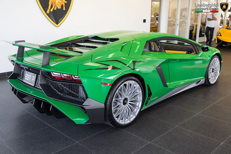 Đây cũng là chiếc Lamborghini SV hiếm hoi sở hữu một màu từ thân xe đến cánh gió, hốc gió trước. Chỉ có cánh lướt gió hai bên sườn và bộ vành là khác biệt với tông màu bạc.