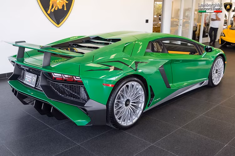 Đây cũng là chiếc Lamborghini SV hiếm hoi sở hữu một màu từ thân xe đến cánh gió, hốc gió trước. Chỉ có cánh lướt gió hai bên sườn và bộ vành là khác biệt với tông màu bạc.