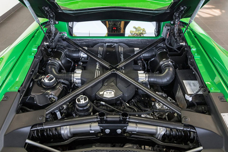 Sức mạnh của Lamborghini Aventador SV bản đặc biệt này vẫn đến từ khối động cơ V12 6.5 lít, sản sinh công suất 740 mã lực. Siêu xe có khả năng tăng tốc 0-100 km/h trong 2,8 giây trước khi đạt tốc độ tối đa 349 km/h.