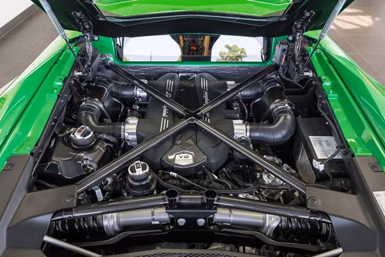 Sức mạnh của Lamborghini Aventador SV bản đặc biệt này vẫn đến từ khối động cơ V12 6.5 lít, sản sinh công suất 740 mã lực. Siêu xe có khả năng tăng tốc 0-100 km/h trong 2,8 giây trước khi đạt tốc độ tối đa 349 km/h.