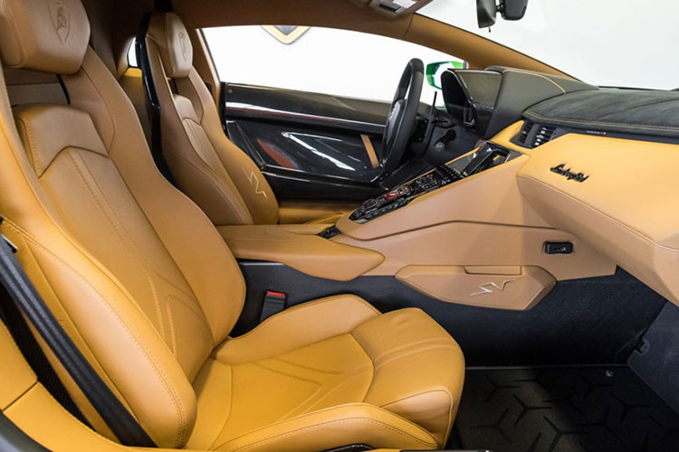 Khoang lái của xe còn được tô điểm bằng những thành phần làm từ sợi carbon, da alcantara cao cấp và một số vật liệu hạng sang khác. Các công nghệ trên xe cùng một số chi tiết không thay đổi so với nguyên bản.