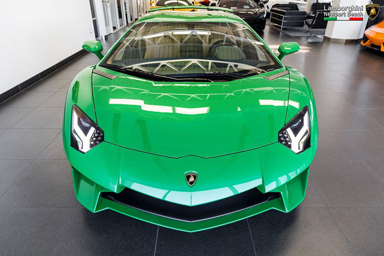 Giá thành cho chiếc siêu xe Aventador SV đặc biệt này hiện chưa được đại lý Lamborghini tại Mỹ công bố, tuy nhiên chắc chắn nó sẽ có mức giá không hề rẻ. Tại thị trường Mỹ, một siêu xe Aventador SV hiện có mức giá bán khởi điểm khoảng 530.075 USD.