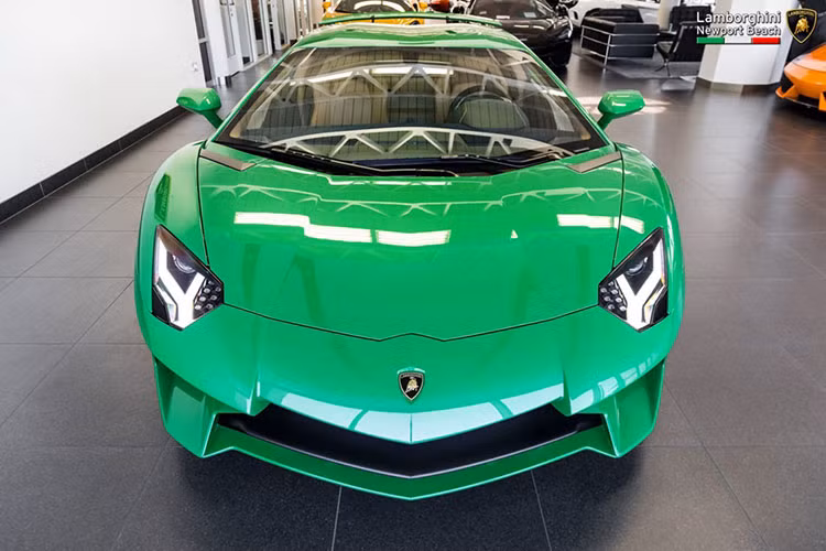 Giá thành cho chiếc siêu xe Aventador SV đặc biệt này hiện chưa được đại lý Lamborghini tại Mỹ công bố, tuy nhiên chắc chắn nó sẽ có mức giá không hề rẻ. Tại thị trường Mỹ, một siêu xe Aventador SV hiện có mức giá bán khởi điểm khoảng 530.075 USD.