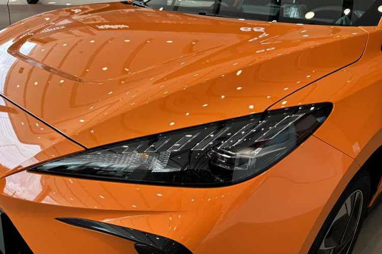 Mẫu xe điện MG4 EV tại Việt Nam được định vị là mẫu hatchback điện cỡ B. Xe có kích thước dài x rộng x cao lần lượt là 4.287 x 1.836 x 1.504 mm, chiều dài cơ sở 2.705 mm và bán kính vòng quay tối thiểu 5,3 m.