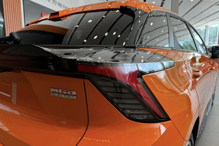 Xe còn có kính cửa sổ tối màu, ốp phần hông xe với vân sợi carbon. Đằng sau xe, MG4 EV được trang bị cánh gió mui chia đôi, đèn hậu hình chữ "Y" nối liền với nhau bằng dải đèn vắt ngang cửa cốp và cản sau tích hợp bộ khuếch tán gió cỡ lớn.