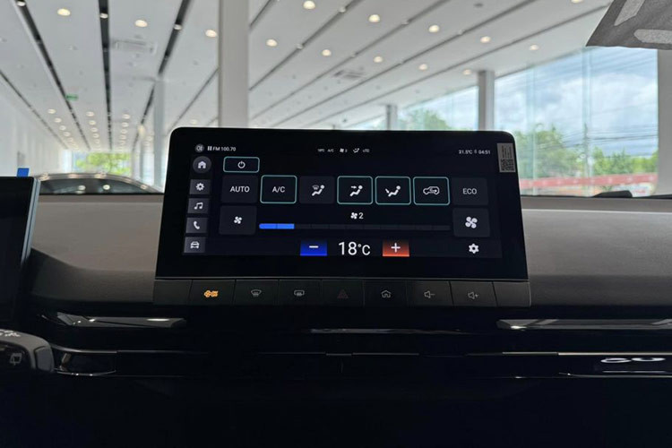 Để giá bán không bị đẩy lên quá cao, MG4 EV tại Việt Nam chỉ được trang bị ghế bọc nỉ, ghế/cửa cốp chỉnh cơ, điều hòa tự động 1 vùng và không có cửa gió dành cho hàng ghế sau. Những trang bị khác của xe gồm có vô lăng hai chấu dạng D-cut bọc da, tích hợp các nút điều khiển, bảng đồng hồ kỹ thuật số 7 inch, màn hình cảm ứng trung tâm 10,25 inch, hỗ trợ Apple CarPlay/Android Auto, sạc không dây... 