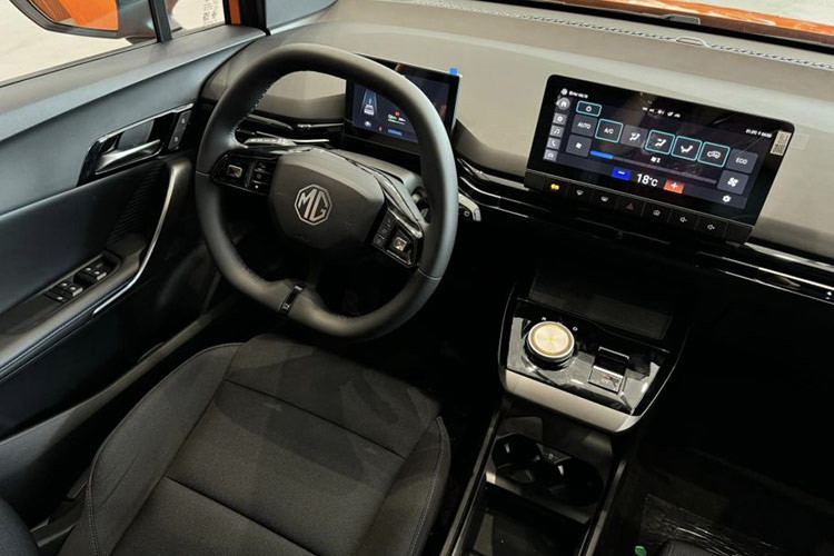 Bên trong mẫu ô tô điện này là không gian nội thất 2 hàng ghế với 5 chỗ ngồi và phong cách thiết kế đơn giản. Hàng ghế sau tùy chỉnh gập 60:40 hoặc gập phẳng cho thể tích cốp từ 363 - 1.177 lít theo nhu cầu sử dụng.