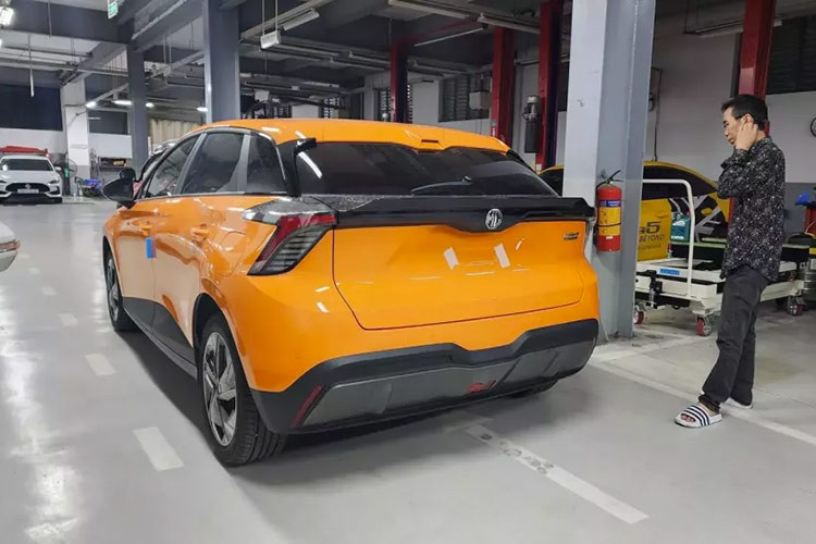 Sở dĩ giá xe MG4 EV 2024 bán ra khá cao tại Việt Nam vì được nhập khẩu nguyên chiếc từ Trung Quốc. Dù mẫu ô tô điện này hiện đang được lắp ráp tại nhà máy ở Thái Lan nhưng MG lại không chọn nhập khẩu từ đây để tận dụng thuế nhập khẩu 0%.