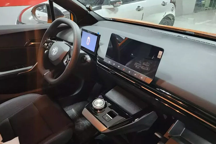 Trang bị an toàn của MG4 EV cũng không quá đa dạng, bao gồm 6 túi khí, phanh tay điện tử, tự động giữ phanh tạm thời, hệ thống cân bằng điện tử, hỗ trợ khởi hành ngang dốc, cảm biến áp suất lốp, cảnh báo/hỗ trợ giữ làn và hệ thống kiểm soát hành trình thích ứng.