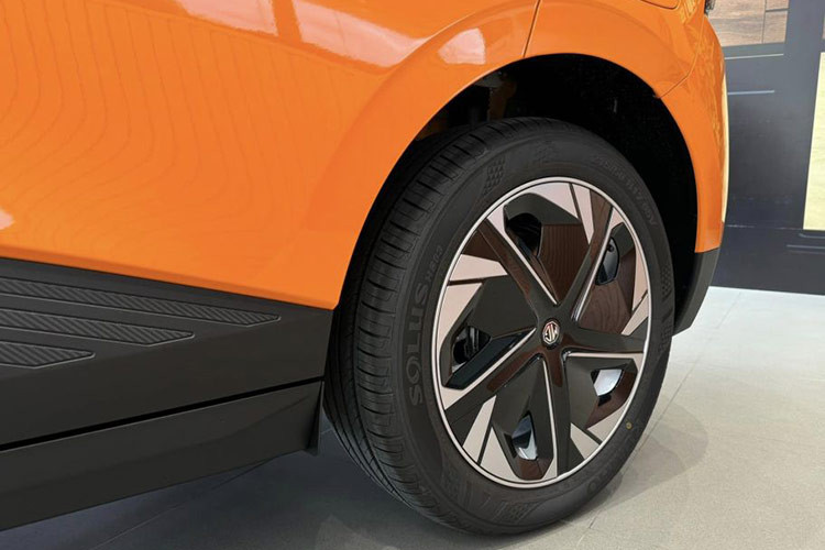 Mẫu xe điện của MG vốn được phát triển cho thị trường châu Âu nên các đường nét thiết kế cũng hướng đến nhóm khách hàng ở đây. Đầu xe gây ấn tượng với cụm đèn trước và sau góc cạnh, đều dùng công nghệ LED.