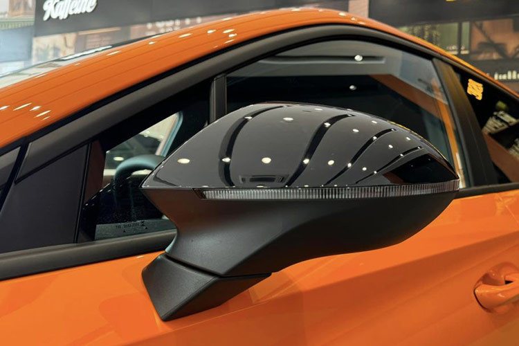 Nắp capo của xe có đường gân chữ U đi cùng hệ thống tải nhiệt chủ động và kiểu dáng vuốt dần về sau nhằm tăng tính khí động học qua đó cải thiện tầm hoạt động. MG4 EV được trang bị bộ mâm có kích thước 17 inch.