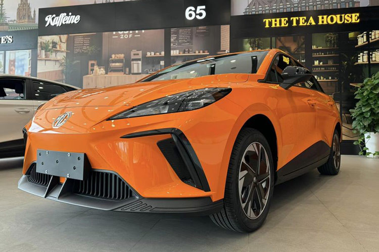 Theo đó, MG4 2024 chạy điện được phân phối dưới dạng nhập khẩu trực tiếp từ Trung Quốc với 2 phiên bản là DEL và LUX, đi cùng giá bán tương ứng là 828 triệu và 948 triệu đồng. Mức giá này được cho là đắt hơn đáng kể so với đối thủ VinFast VF6 khi bán kèm pin (từ 776 - 866 triệu đồng).