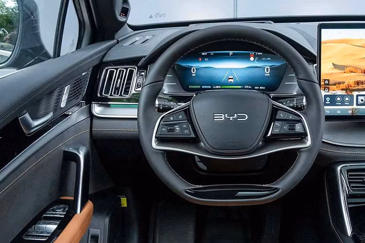 Các đối thủ như Ford Everest (1,099 - 1,545 tỷ đồng), Hyundai Santa Fe (1,069 - 1,365 tỷ đồng) hay Toyota Fortuner (1,055 - 1,362 tỷ đồng) đều đang có lợi thế về thương hiệu và sự quen thuộc với khách hàng.