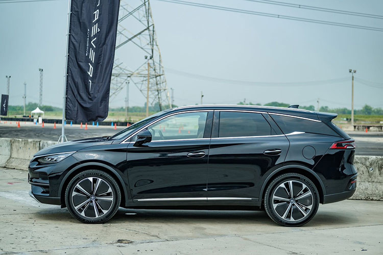 Cụ thể mức giá xe BYD Tan EV 2024 được niêm yết từ 1,569 tỷ đồng theo xác nhận từ các đại lý BYD tại Việt Nam. Giá bán này đã được công bố từ tháng 10/2024 trong thời điểm BYD ra mắt hai mẫu xe khác là BYD M6 và BYD Han.