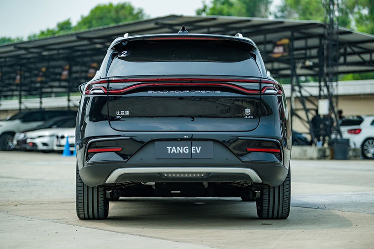 Mẫu SUV điện cỡ D của BYD có khả năng vận hành với phạm vi tối đa lên đến 635 km theo chu trình CLTC, tương đương khoảng 521 km theo tiêu chuẩn WLTP.