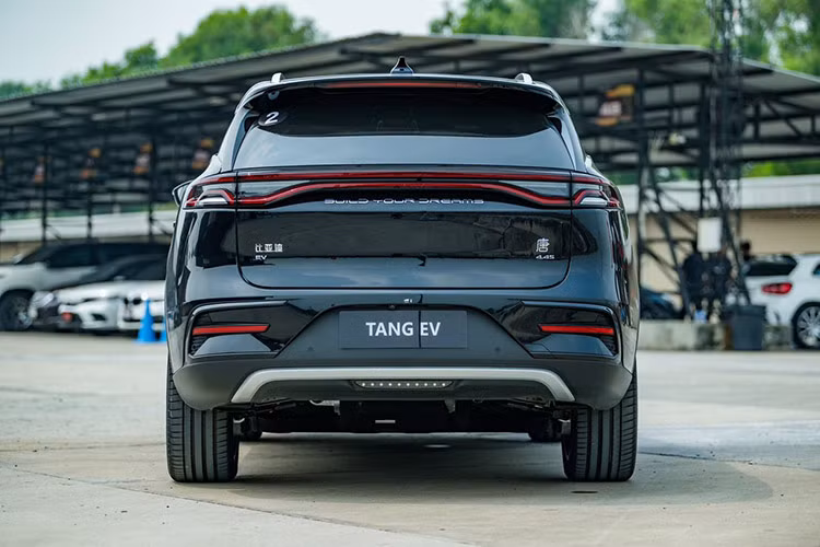 Mẫu SUV điện cỡ D của BYD có khả năng vận hành với phạm vi tối đa lên đến 635 km theo chu trình CLTC, tương đương khoảng 521 km theo tiêu chuẩn WLTP.