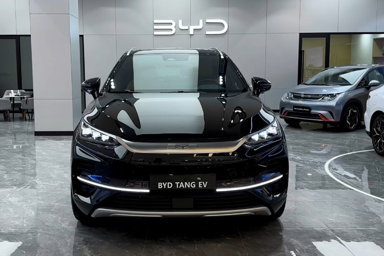 Sự xuất hiện của BYD Tan EV tại Việt Nam đánh dấu một bước tiến mới trong thị trường xe điện. Tuy nhiên, với mức giá và sự cạnh tranh khốc liệt từ các đối thủ SUV cỡ D, liệu Tan EV có thể chinh phục người tiêu dùng Việt? Đây chắc chắn sẽ là bài toán mà BYD cần phải giải trong thời gian tới.