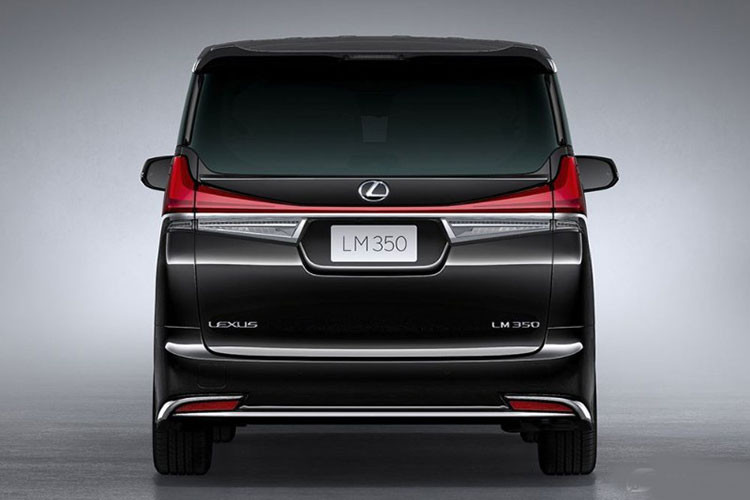 Cụm đèn pha độc đáo tích hợp đèn hoạt động ban ngày hình chữ L kích thước lớn và đèn xi nhan tuần tự 3 lớp, mang tới chùm tia chiếu sáng kết hợp với các chùm tia rọi gần và rọi xa. Ngoài ra, cụm đèn hậu LED lấy cảm hứng từ ngôn ngữ thiết kế mang đậm dấu ấn mới của Lexus tạo thành một dải ánh sáng liên tục kéo dài toàn bộ chiều rộng đuôi xe, nhấn mạnh sự đường bệ của chiếc xe.