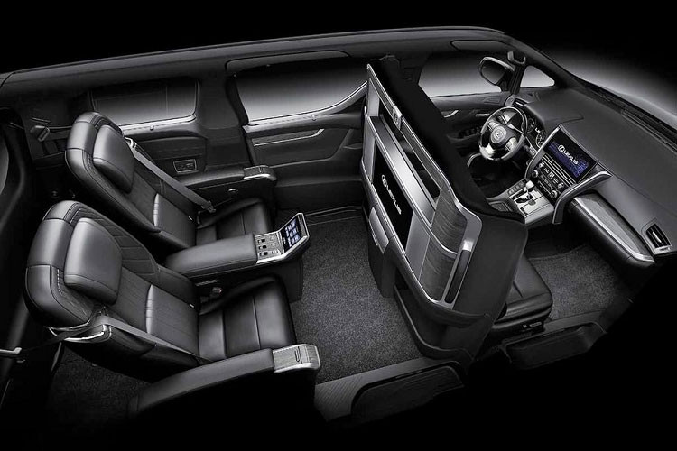 Khởi nguồn từ sự tiện nghi thoải mái của một mẫu xe đa dụng cao cấp, Lexus định nghĩa đẳng cấp sang trọng của phân khúc xe LM thông qua việc tạo ra khoang nội thất tối ưu. Các chi tiết được chế tác tinh xảo như bề mặt bọc da và các tấm ốp khâu tay thủ công tạo nên một không gian nội thất cao cấp. Chi tiết ốp trang trí Gin-Sui-Boku (mực màu bạc) mới được phát triển lấy cảm hứng từ nghệ thuật tranh thủy mặc tô điểm cho không gian nội thất, đem đến sức hấp dẫn không thể chối từ.