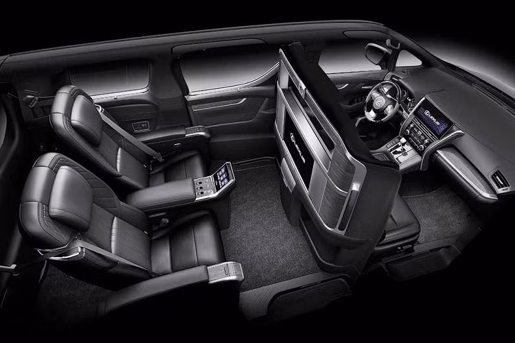 Khởi nguồn từ sự tiện nghi thoải mái của một mẫu xe đa dụng cao cấp, Lexus định nghĩa đẳng cấp sang trọng của phân khúc xe LM thông qua việc tạo ra khoang nội thất tối ưu. Các chi tiết được chế tác tinh xảo như bề mặt bọc da và các tấm ốp khâu tay thủ công tạo nên một không gian nội thất cao cấp. Chi tiết ốp trang trí Gin-Sui-Boku (mực màu bạc) mới được phát triển lấy cảm hứng từ nghệ thuật tranh thủy mặc tô điểm cho không gian nội thất, đem đến sức hấp dẫn không thể chối từ.