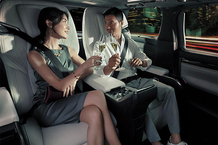 LM phiên bản 4 chỗ sở hữu khoang xe sau với màn hình màu 26-inch tương thích với máy tính, điện thoại thông minh, máy tính bảng và có thể phát DVD định dạng Blue-ray phục vụ mục đích giải trí. Tủ lạnh dung tích 14 lít có thể chứa được ly và các loại rượu thượng hạng... Đặc biệt, kính của vách ngăn phân tách khu vực ghế trước và khu vực ghế sau xe có thể điều chỉnh 3 chế độ rèm kính riêng tư, giúp mang đến không gian thoải mái và riêng tư tối ưu. 