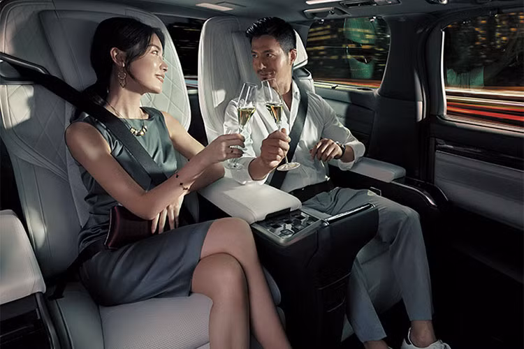 LM phiên bản 4 chỗ sở hữu khoang xe sau với màn hình màu 26-inch tương thích với máy tính, điện thoại thông minh, máy tính bảng và có thể phát DVD định dạng Blue-ray phục vụ mục đích giải trí. Tủ lạnh dung tích 14 lít có thể chứa được ly và các loại rượu thượng hạng... Đặc biệt, kính của vách ngăn phân tách khu vực ghế trước và khu vực ghế sau xe có thể điều chỉnh 3 chế độ rèm kính riêng tư, giúp mang đến không gian thoải mái và riêng tư tối ưu. 