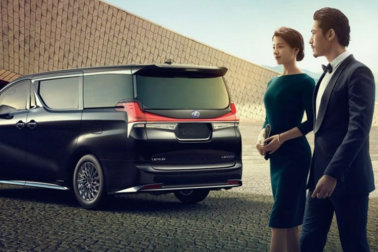 LM cũng có tùy chọn cấu hình 7 chỗ. Đối với bố trí này, hai hàng ghế đầu tiên là hai ghế đơn sang trọng riêng biệt còn hàng ghế thứ ba sau xe gồm băng ghế ba chỗ ngồi được bọc da đẳng cấp. Hàng ghế trung tâm sở hữu tựa tay lớn và nâng đỡ tốt hơn. Cấu hình 7 chỗ này của LM là lựa chọn lý tưởng cho các doanh nhân đẳng cấp với mục đích chuyên chở cả gia đình.