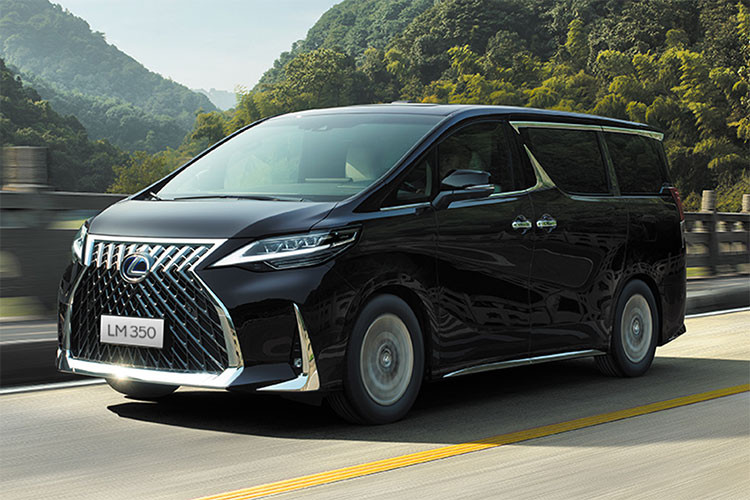 Lexus LM 350 tại Việt Nam sẽ được bán ra với hai phiên bản 4 chỗ và 7 chỗ ngồi, cùng hệ dẫn động cầu trước. Mức giá xe Lexus LM 350 2021 tại Việt Nam được bán ra chính hãng từ 6,8 tỷ đồng cho phiên bản 7 chỗ ngồi và 8,2 tỷ đồng cho phiên bản 4 chỗ. Mẫu MPV hạng sang này được Lexus Việt Nam nhập khẩu trực tiếp từ Nhật Bản.