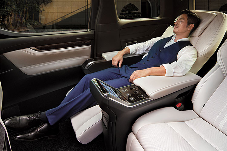 LM là dòng xe đầu tiên trên thế giới sử dụng vật liệu đàn hồi thấp AdaptiPedicTM được trang bị cho hàng ghế thứ 2. Vật liệu này tăng diện tích nâng đỡ cơ thể thêm trung bình 25% và có đặc tính ghi nhớ giúp nâng đỡ vừa vặn người ngồi, mang lại sự dễ chịu trong những chuyến đi dài. AdaptiPedicTM cũng giúp giảm chấn và hấp thụ rung động tần số thấp, đồng thời khả năng duy trì tính nhất quán của vật liệu dù nhiệt độ thay đổi mang đến sự thoải mái tiện nghi trong mọi điều kiện khí hậu.