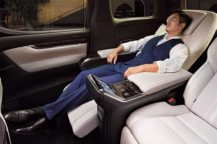 LM là dòng xe đầu tiên trên thế giới sử dụng vật liệu đàn hồi thấp AdaptiPedicTM được trang bị cho hàng ghế thứ 2. Vật liệu này tăng diện tích nâng đỡ cơ thể thêm trung bình 25% và có đặc tính ghi nhớ giúp nâng đỡ vừa vặn người ngồi, mang lại sự dễ chịu trong những chuyến đi dài. AdaptiPedicTM cũng giúp giảm chấn và hấp thụ rung động tần số thấp, đồng thời khả năng duy trì tính nhất quán của vật liệu dù nhiệt độ thay đổi mang đến sự thoải mái tiện nghi trong mọi điều kiện khí hậu.