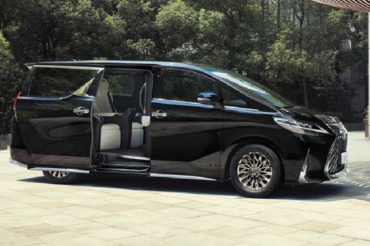 LM350 sẽ sử dụng động cơ xăng 3.5 lít trục cam kép (DOHC) với khả năng tiết kiệm nhiên liệu tuyệt vời nhờ công nghệ phun nhiên liệu trực tiếp D-4S và hệ thống điều phối van biến thiên thông minh kép mở rộng Dual VVT-iW cho phép đạt được mô-men xoắn cao trong toàn dải tốc độ động cơ từ thấp đến cao. Hệ thống treo của LM kết hợp công nghệ giảm xóc van xoay cũng như chuyển hướng tối ưu mang lại cảm giác thoải mái vượt trội cho người lái và hành khách trên xe.