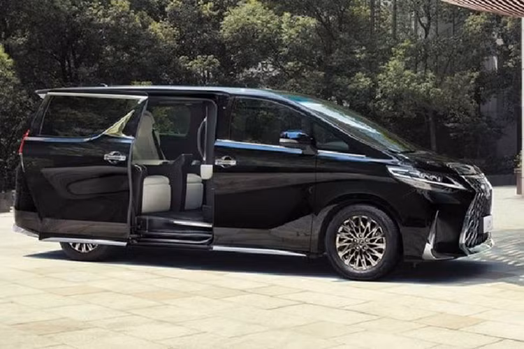 LM350 sẽ sử dụng động cơ xăng 3.5 lít trục cam kép (DOHC) với khả năng tiết kiệm nhiên liệu tuyệt vời nhờ công nghệ phun nhiên liệu trực tiếp D-4S và hệ thống điều phối van biến thiên thông minh kép mở rộng Dual VVT-iW cho phép đạt được mô-men xoắn cao trong toàn dải tốc độ động cơ từ thấp đến cao. Hệ thống treo của LM kết hợp công nghệ giảm xóc van xoay cũng như chuyển hướng tối ưu mang lại cảm giác thoải mái vượt trội cho người lái và hành khách trên xe.