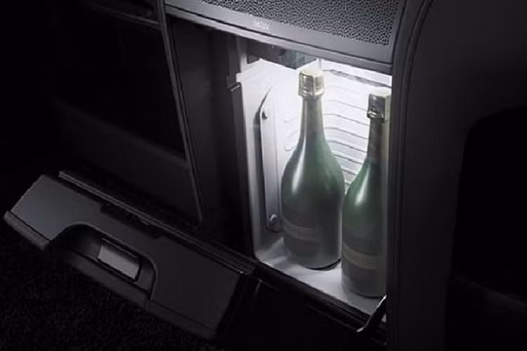 Ánh sáng được bố trí tối ưu trong không gian nội thất của xe sang trọng và hiện đại, với điểm nhấn đèn viền trần xe có thể điều chỉnh 16 màu ở 4 độ sáng khác nhau chỉ bằng thao tác trên bảng điều khiển hàng ghế sau hoặc công tắc trên vô lăng, phù hợp với sở thích cá nhân, tâm trạng hoặc các tình huống sử dụng đa dạng của hành khách.