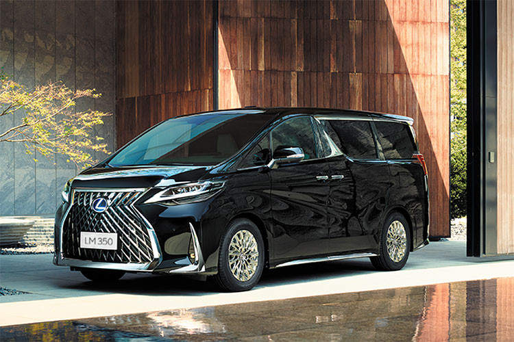 Ngoại thất của MPV hạng sang Lexus LM nổi bật với lưới tản nhiệt hình con suốt đặc trưng của Lexus và các điểm nhấn mạ chrome hai bên thân xe. Trụ giữa được trang trí bằng các chi tiết chrome hình đầu mũi tên kép đầy ấn tượng, thể hiện bản sắc thiết kế độc đáo và cao cấp của xe nhìn từ mặt bên. Lưới tản nhiệt mạ chrome với các điểm nhấn mượt mà gợi nên hình ảnh năng động, mạnh mẽ. LM có hai tùy chọn màu ngoại thất là Đen và Trắng ngọc trai.