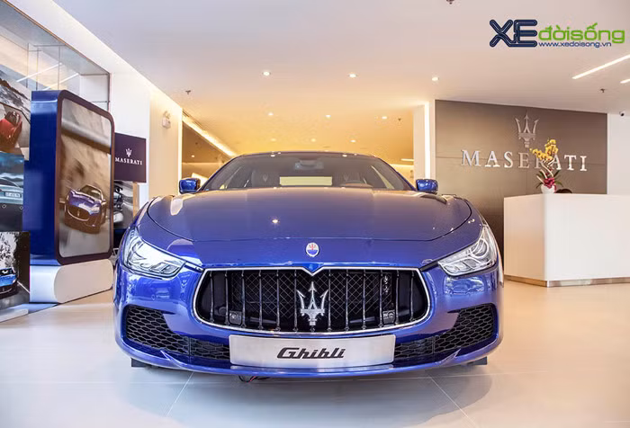 Phiên bản đặc biệt Maserati Ghibli Zegna Edition vừa xuất hiện tại showroom Maserati Việt Nam ở TP.HCM cũng bắt mắt với ngoại thất xe màu dương Blu Emozione và trên cơ sở bản động cơ V6 330 mã lực.