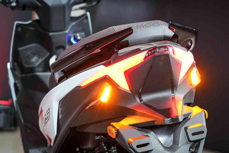 Không gian cốp chứa đồ bên dưới yên xe của Kymco RTS 135 cực kỳ rộng rãi khi bình xăng dung tích 7L được nhà sản xuất bố trí ở phía trước. Cốp chứa đồ này có thể để vừa tới 2 chiếc mũ bảo hiểm Fullface cùng lúc cùng với rất nhiều đồ đạc cần thiết khác.