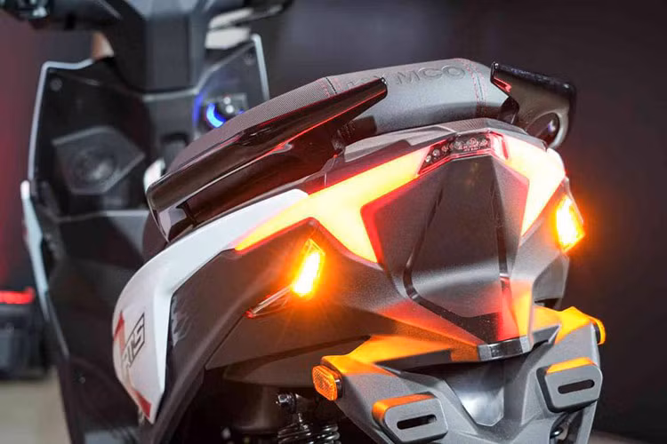 Không gian cốp chứa đồ bên dưới yên xe của Kymco RTS 135 cực kỳ rộng rãi khi bình xăng dung tích 7L được nhà sản xuất bố trí ở phía trước. Cốp chứa đồ này có thể để vừa tới 2 chiếc mũ bảo hiểm Fullface cùng lúc cùng với rất nhiều đồ đạc cần thiết khác.