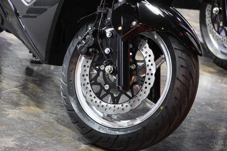 Cả 2 bánh của Kymco RTS 135 đều sử dụng hệ thống phanh đĩa, tích hợp hệ thống chống bó cứng phanh ABS 2 kênh xịn sò giúp nâng cao sự tự tin khi di chuyển trên đường. Bên cạnh đó, công nghệ kiểm soát lực kéo TCS giúp giảm rủi ro trượt bánh khi di chuyển trên địa hình trơn trượt.